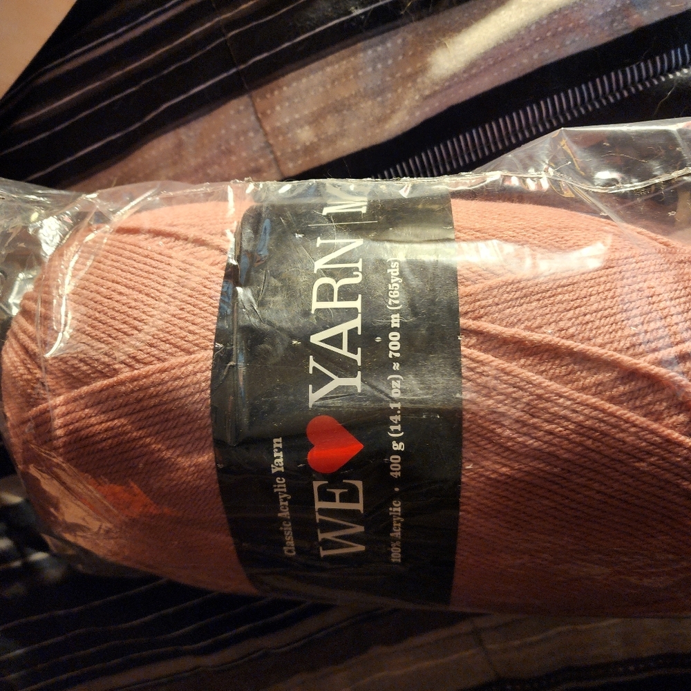 Hobbii mega ball yarn in mauve